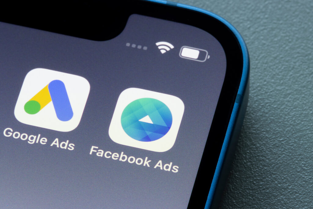 Paid Ads: Apps für Google Ads und Facebook Ads auf einem Smartphone